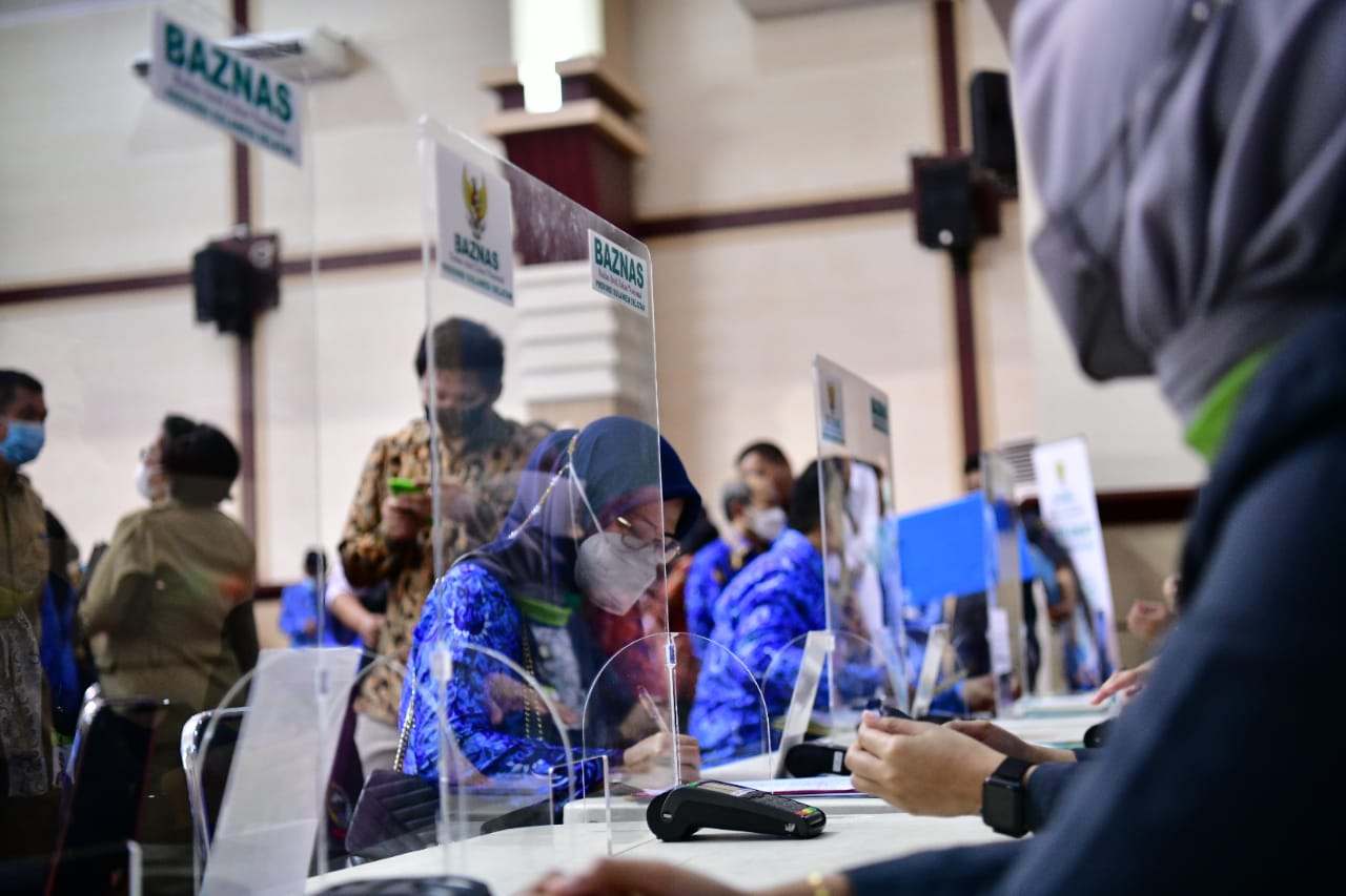 Gubernur Sulawesi Selatan, Andi Sudirman Sulaiman beserta keluarga telah menyerahkan zakat melalui Badan Amil Zakat Nasional (BAZNAS) Sulsel.