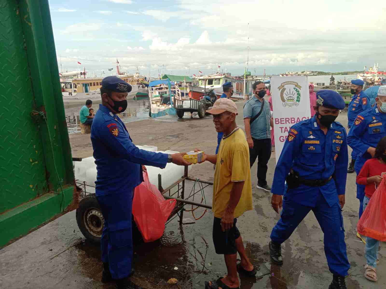 Sebagai Rasa Peduli ke Nelayan, Satpolair Polres Pelabuhan Makassar Berbagi Takjil