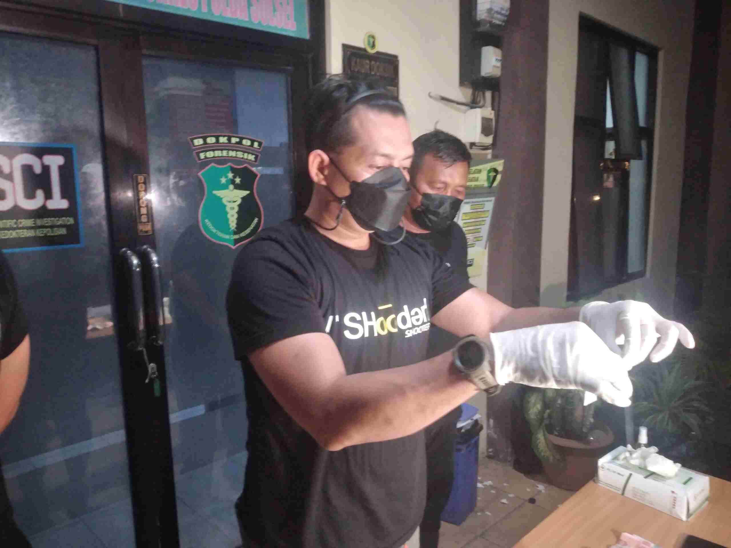 Kasat Narkoba Polrestabes Makassar Kompol Doli M Tanjung lakukan konfrensi pers di Rumkit Bhayangkara Makassar terkait penangkapan terduga pelaku pengedar sabu-sabu