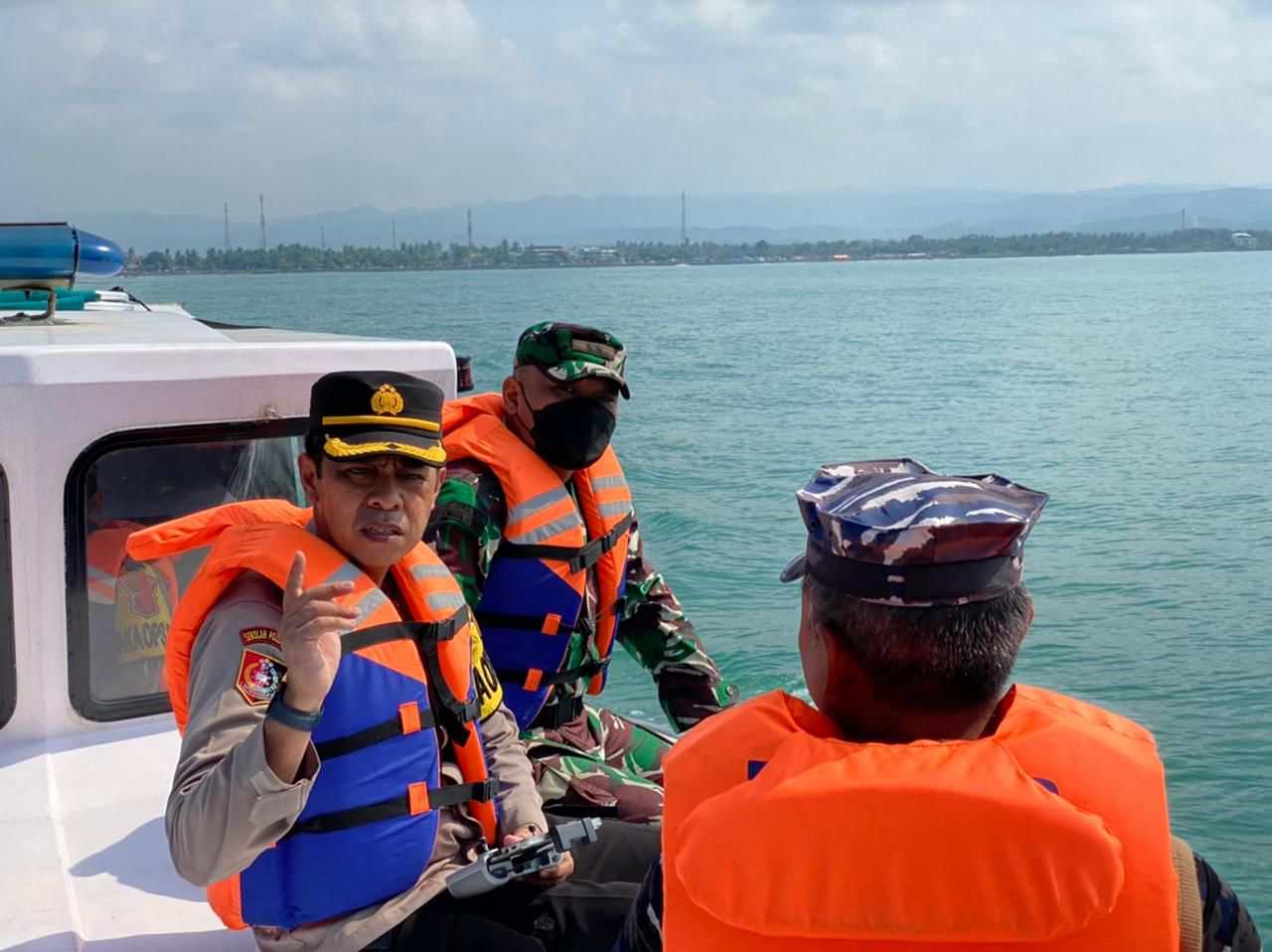 Kapolres Pangandaran beserta Dandim Ciamis adakan patroli perairan di Pantai Barat Pangandaran