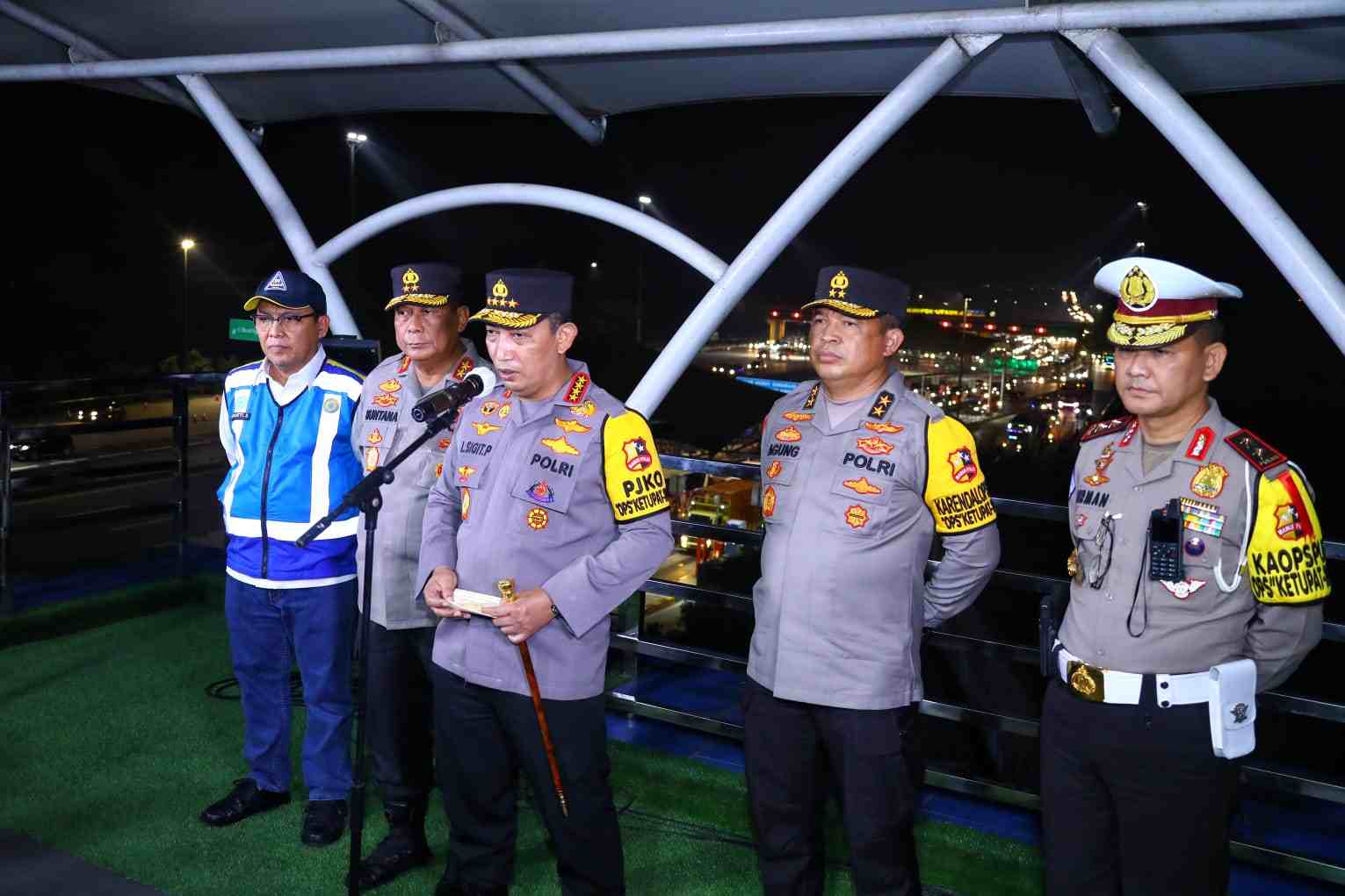 Kapolri Jenderal Pol Listyo Sigit Prabowo saat mengecek arus balik lebaran 2022 di Tol Cikampek Utama KM 70