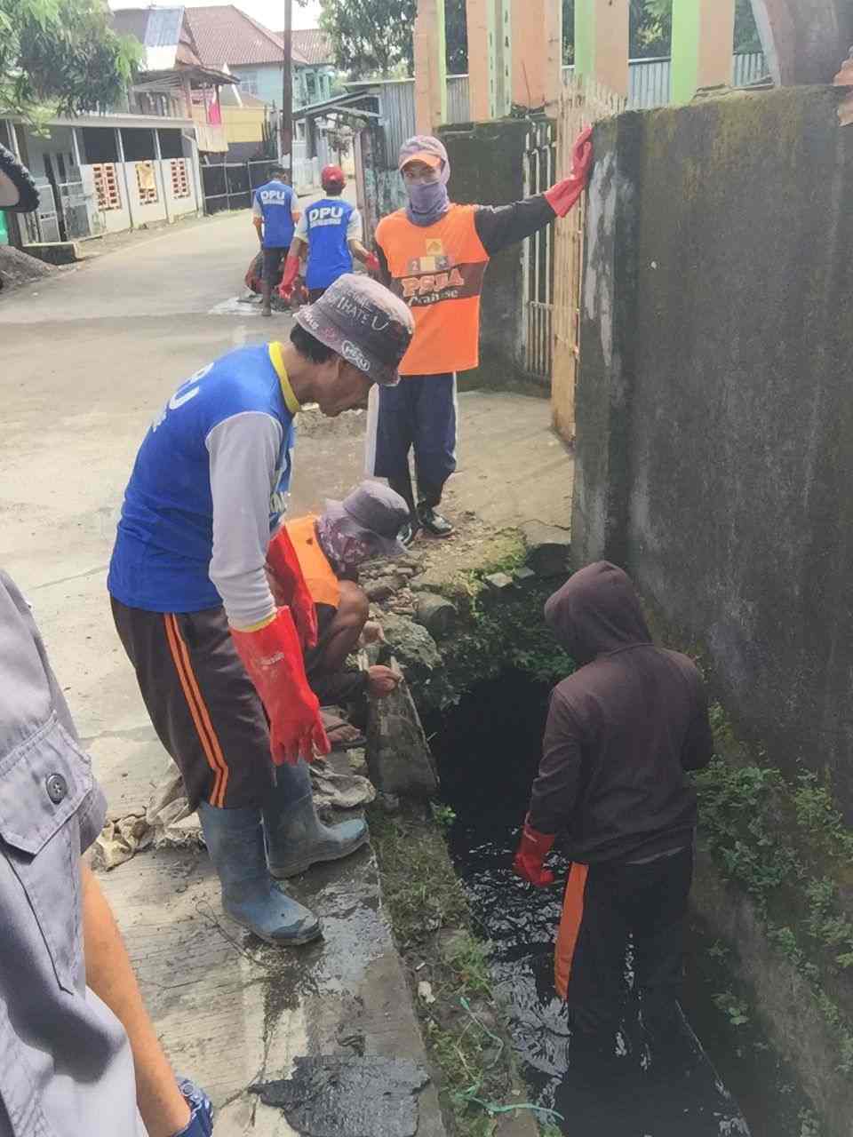 Satgas Drainase DPU Kota Makassar sedang angkat sendimen di salah satu saluran air di Jalan di Kota Makassar
