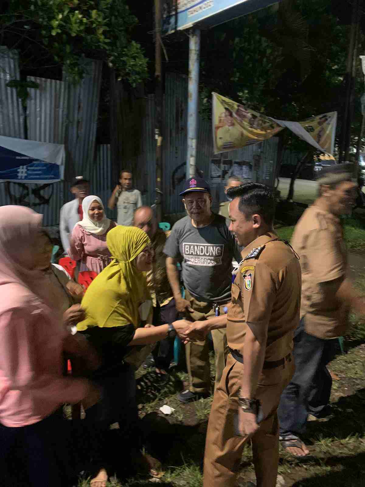 Camat Alamsyah pada kunjungannya safari Idul Fitri bertemu warga Kelurahan Wala Walaya bertempat di Posko Kontainer Jln.Ir.Juanda 