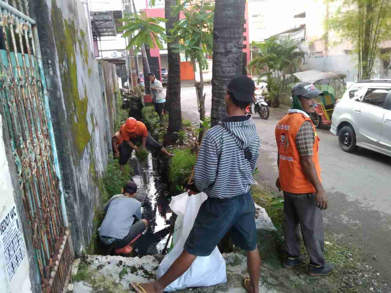 Warga Tidung V Kelurahan Bonto Makkio sedang laksanakan giat Sabtu Bersih bersama Pimpinan Kelurahan dan Kecamatan Rappocini