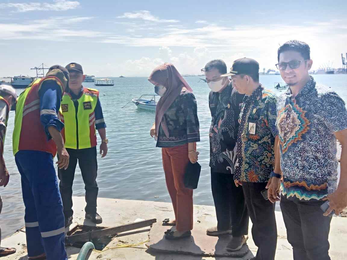 Kadis PU Kota Makassar beserta jajarannya dan juga Anggota DPRD Kota Makassar Komisi C Fachruddin Rusli meninjau IPAL yang dikeluhkan warga Pulau Lae lae
