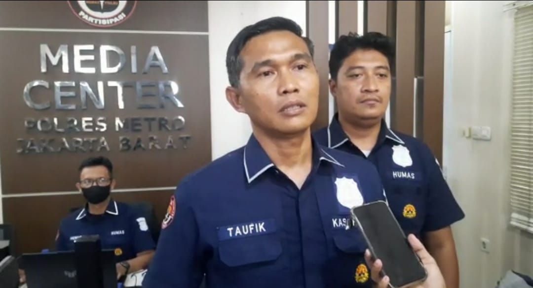 Kasie Humas Polres Jakarta Barat Kompol Moch Taufik Iksan saat menjelaskan kejadian yang viral kepada awak media