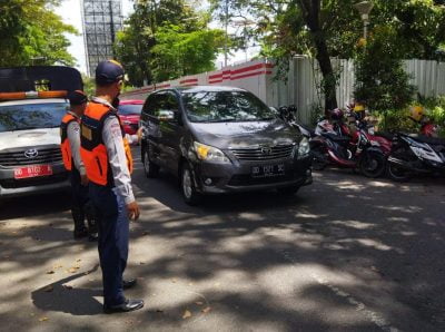 Dishub Makassar Gembok Sejumlah Kendaraan yang Parkir di Bahu Jalan