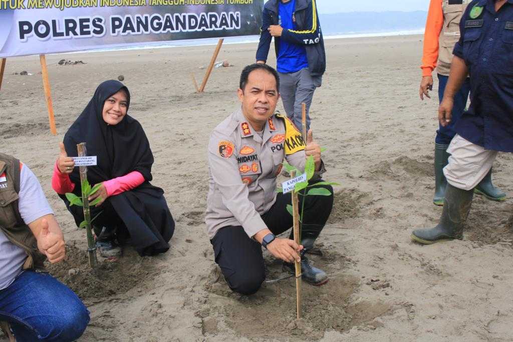 Kapolres Pangandaran AKBP Hidayat SH, Sik pimpin penanaman 10.000 pohon mangrove dalam rangka hari Bhayangkara ke 76