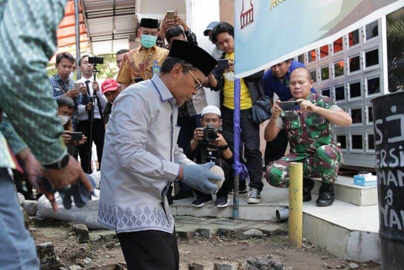 Wali Kota Makkasar Letakkan Batu Pertama Rehabilisai Masjid PN Makassar