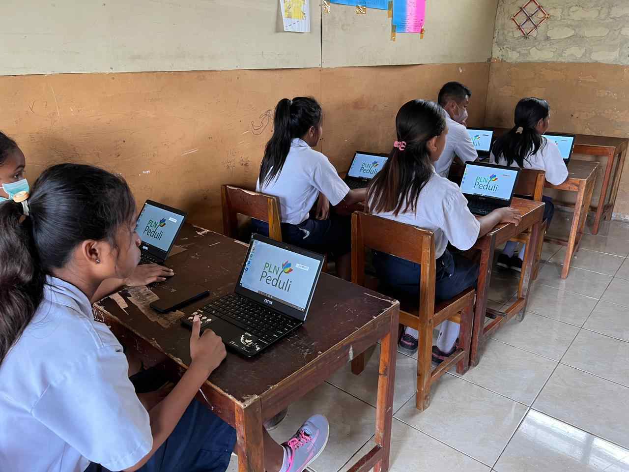 Tingkatkan Kualitas Pendidikan, PLN Salurkan 40 Laptop di Sumba