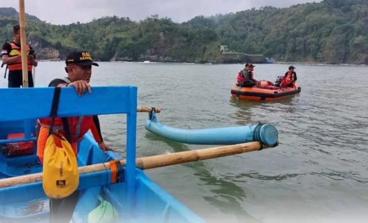 Tim Sar Gabungan Melakukan Pencarian Nelayan yang Tenggelam di Pantai Logending Kebumen