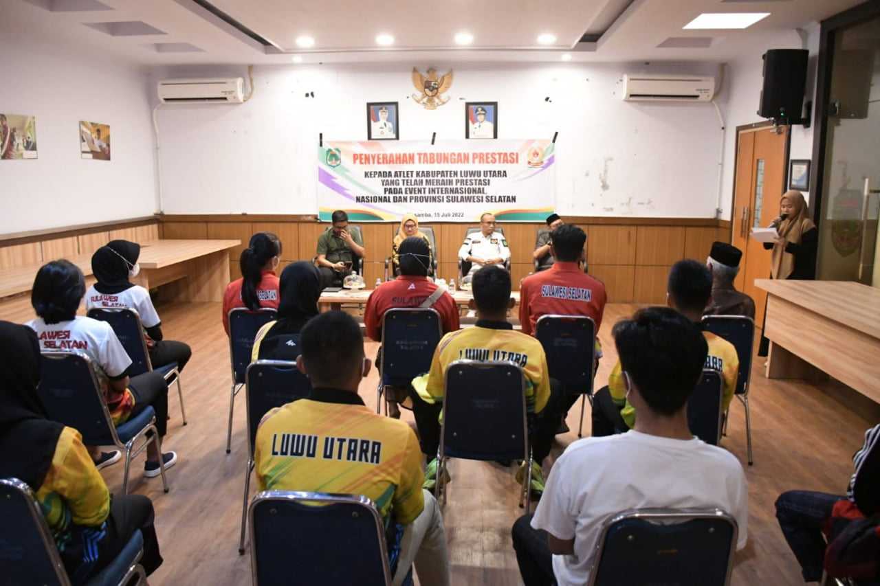Sukses Harumkan Nama Kabupaten Lutra, 13 Atlet Terima Tabungan