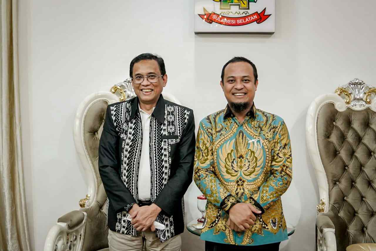 Gubernur Sulawesi Selatan Andi Sudirman Sulaiaman menerima audiensi General Manager PLN Unit Induk Wilayah (UIW) Sulawesi Selatan, Tenggara dan Barat (Sulselrabar) yang lama, Awaluddin Hafid