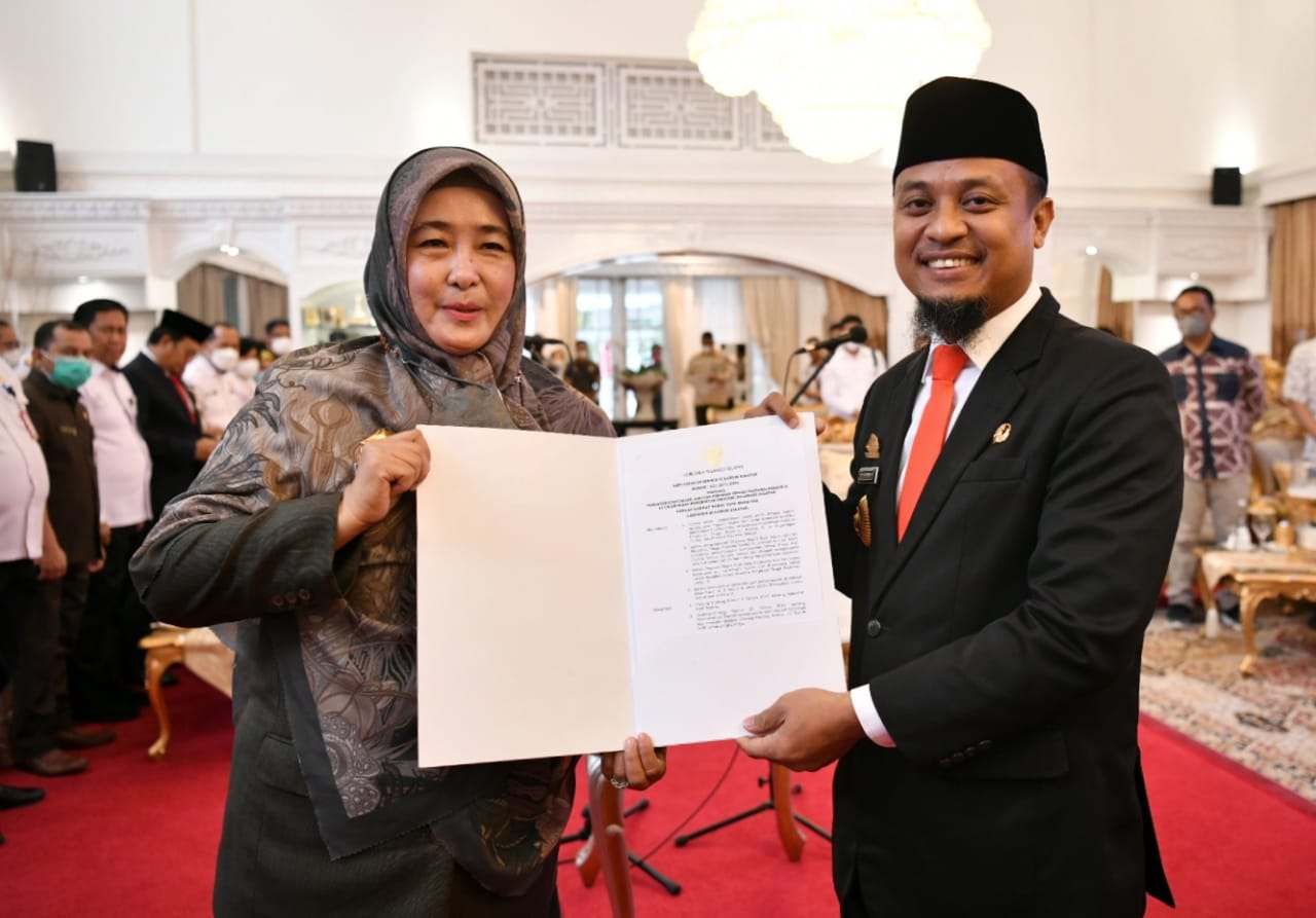 Gubernur Sulsel Andi Sudirman Sulaiman melantik Rosmini Pandin sebagai Kadis Kesehatan Provinsi Sulsel