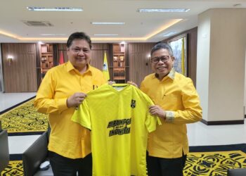 Taufan Pawe memberikan jersey Liga Beringin 2022 dengan nomor punggung satu kepada Airlangga Hartarto