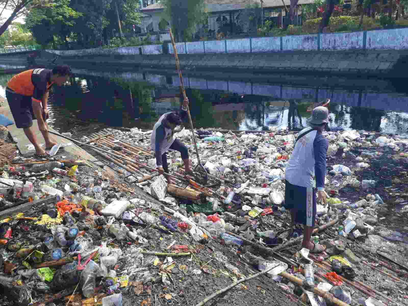 Satgas PU Makassar Bersihkan Kanal di 2 Titik