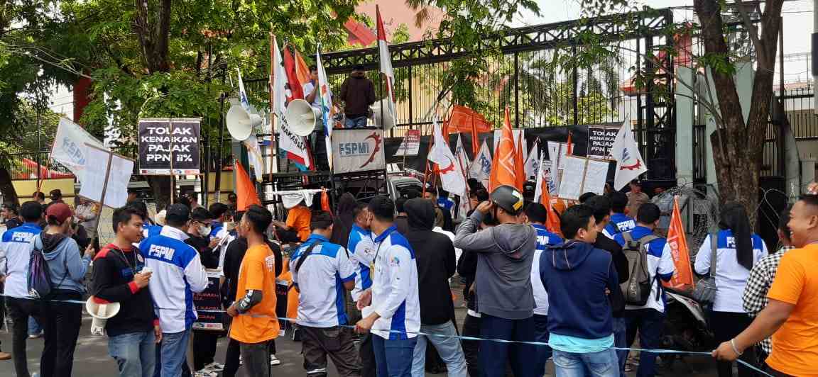 Partai Buruh Seruduk Kantor DPRD Sulsel Protes Kenaikan BBM