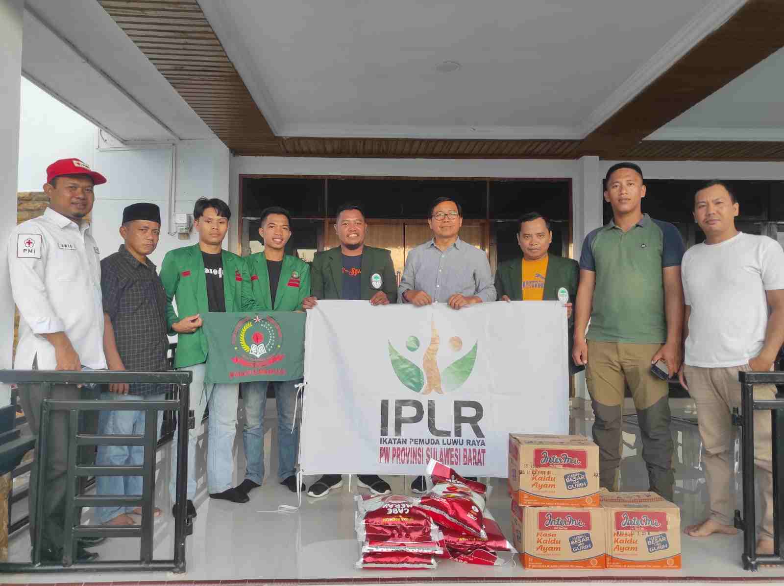 Peduli Banjir, IPLR Sulbar dan IPMAPUS Mamuju Salurkan Bantuan