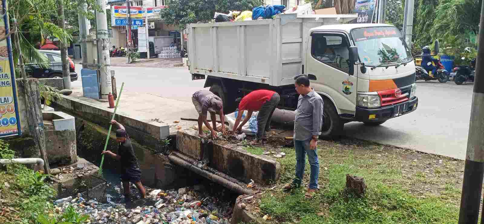 Camat Tallo Turunkan Satgas Bersihkan Drainase Kelurahan Suangga