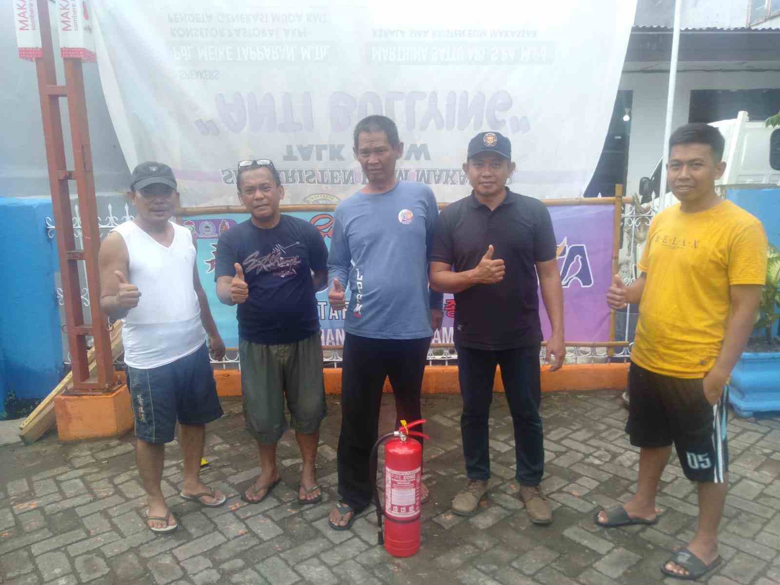 Dinas Pemadam Kota Makassar Kebakaran (Damkar) Makassar salurkan Alat Pemadam Kebakaran