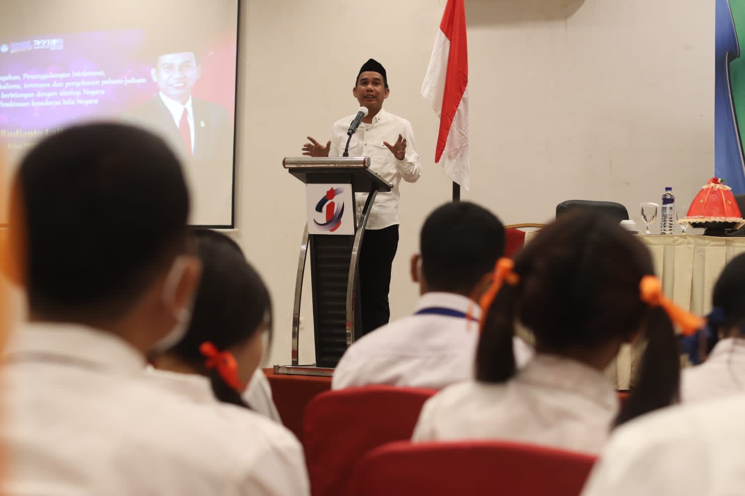 Ketua DPRD Makassar Rudianto Lallo memotivasi ratusan mahasiswa baru Universitas Handayani Makassar (UHM)