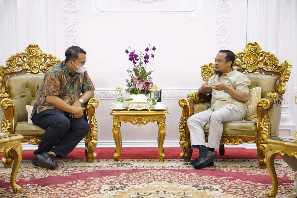 Direktur Supply Chain dan Pelayanan Publik Perum BULOG, Mokhamad Suyamto bersama Gubernur Sulawesi Selatan