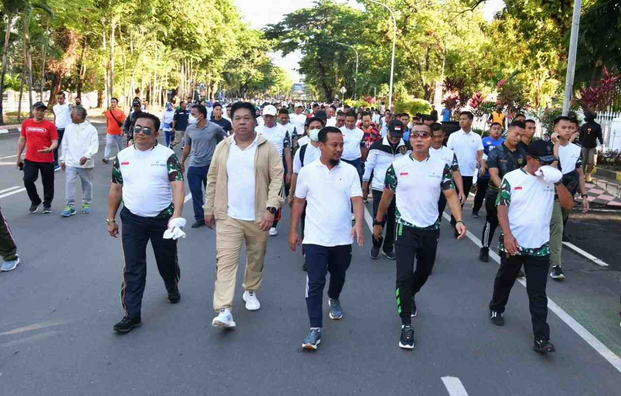Gerak Jalan Santai Gubernur Sulsel dengan Pangdam XIV Hasanuddin