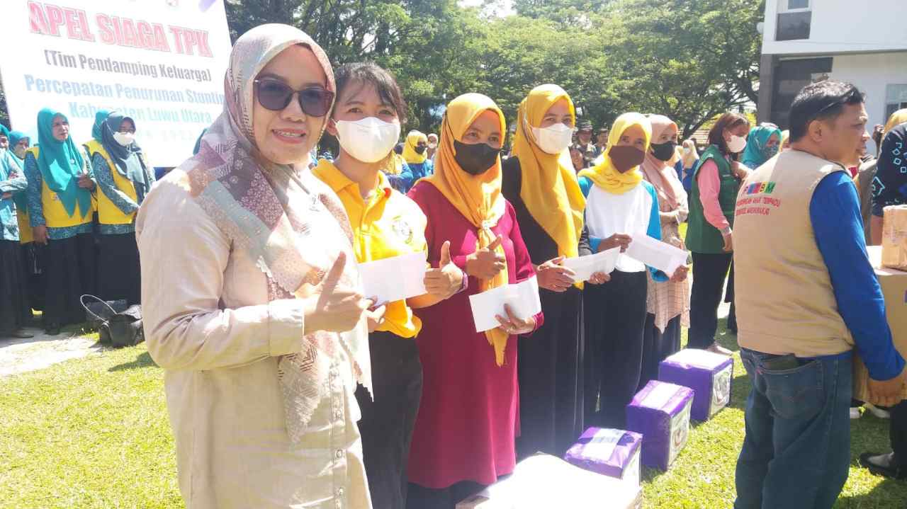 RS Hikmah Sejahtera Sukamaju Beri Bantuan Lima Kelompok PEKKA Lutra