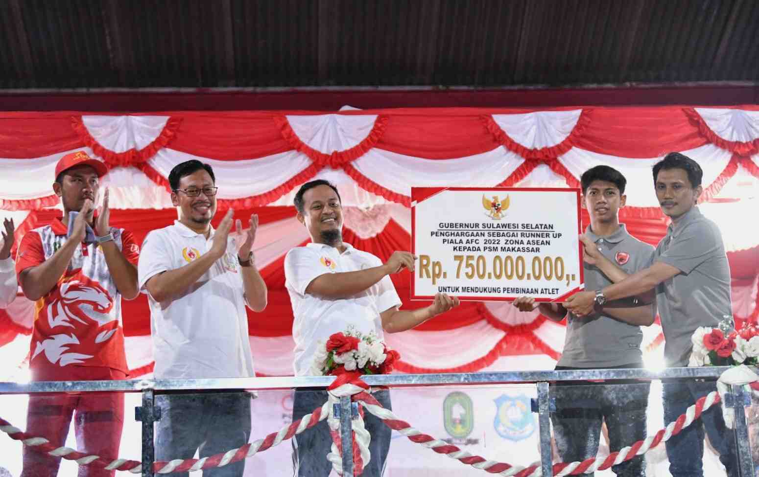 Penyerahan Bonus oleh Gubernur Sulsel kepada PSM Makassar