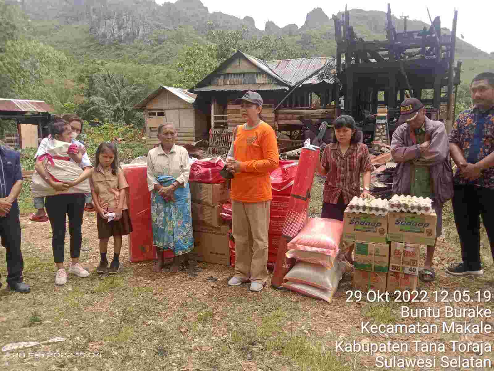 Gubernur Sulsel Bantu Logistik Korban Kebakaran Rumah Tongkonan di Toraja