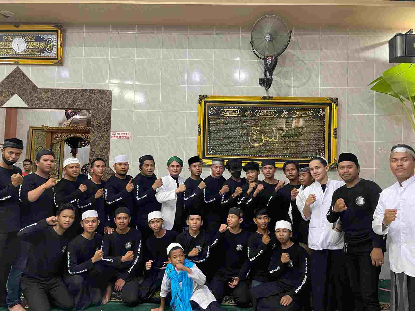 Pimpinan Pusat Lembaga Ilmu dan Dakwah Shiraathal Mustaqiim Makassar, Habib Hamid bin Muhammad Al Hamid sapaan Habibna Makassar bersama anak lorong hijrah
