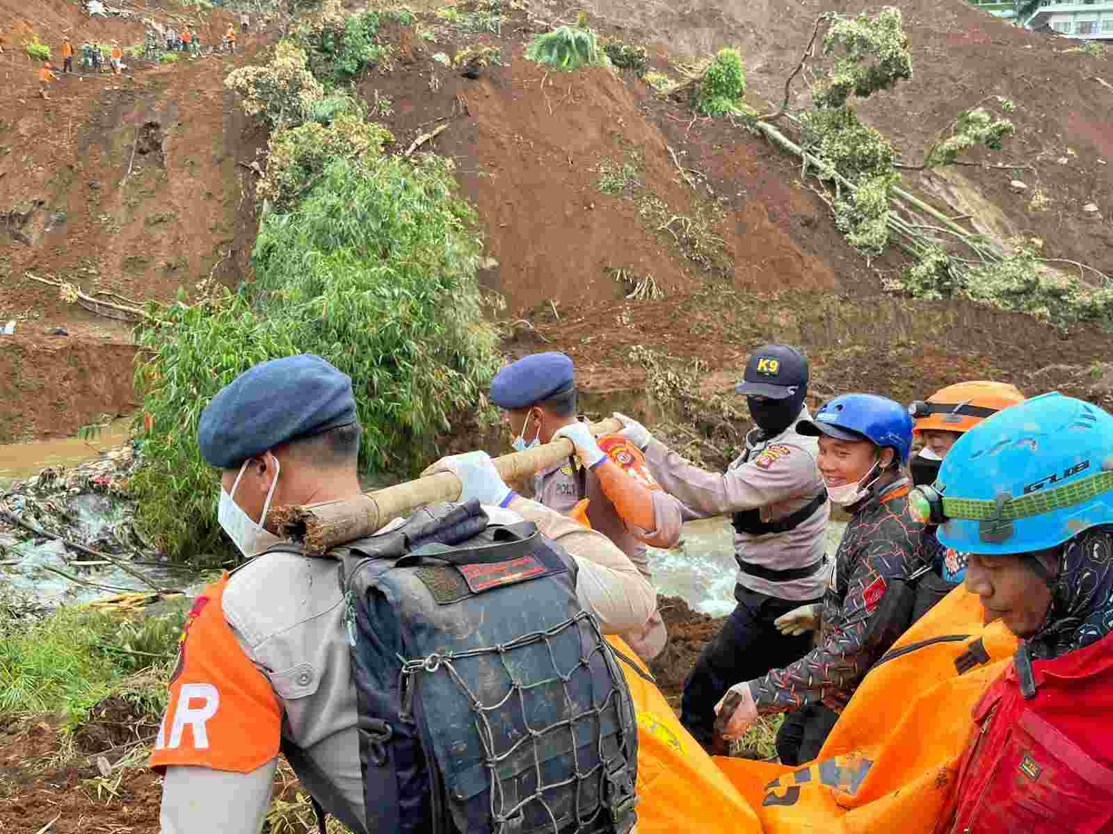 Lima korban gempa Cianjur berhasil ditemukan oleh Tim Sar Gabungan setelah menurunkan K9 Ditpolsatwa Polri