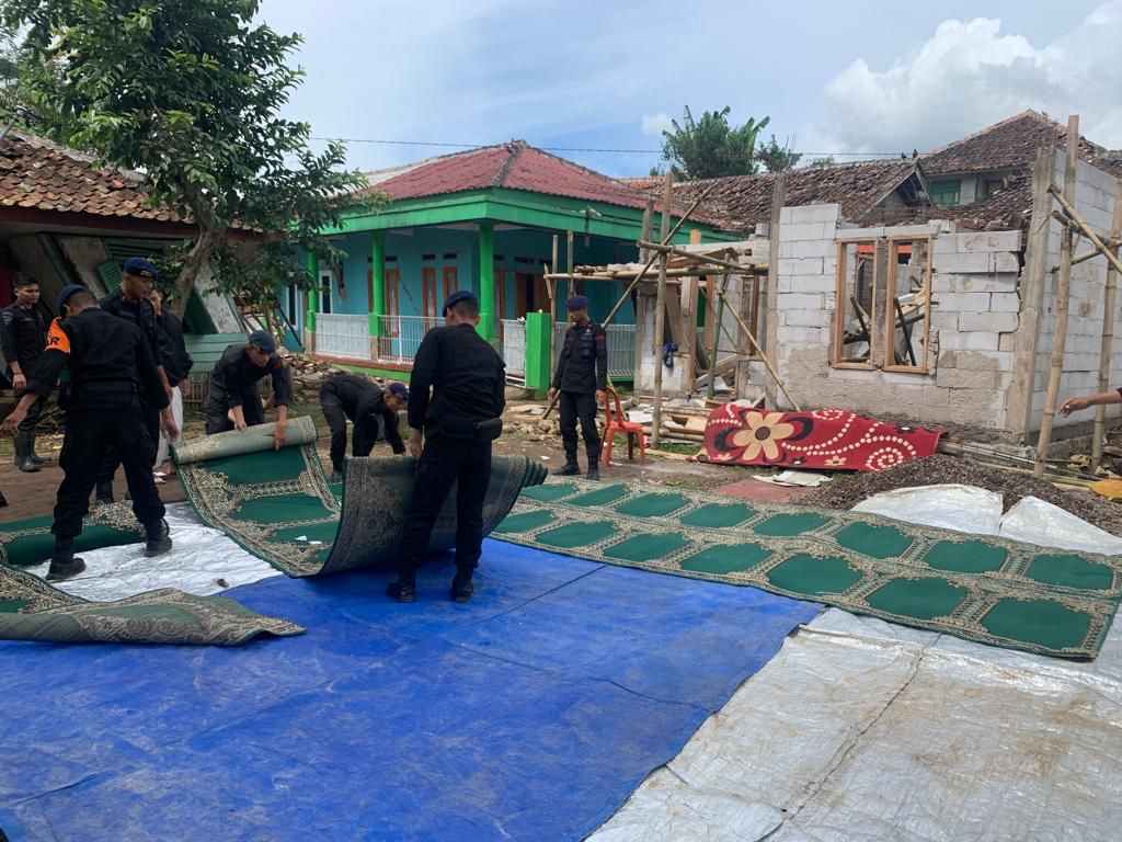 Anggota Polri beserta korban gempa Cianjur melaksanakan sholat Jum'at dan ghoib di lokasi terdampak