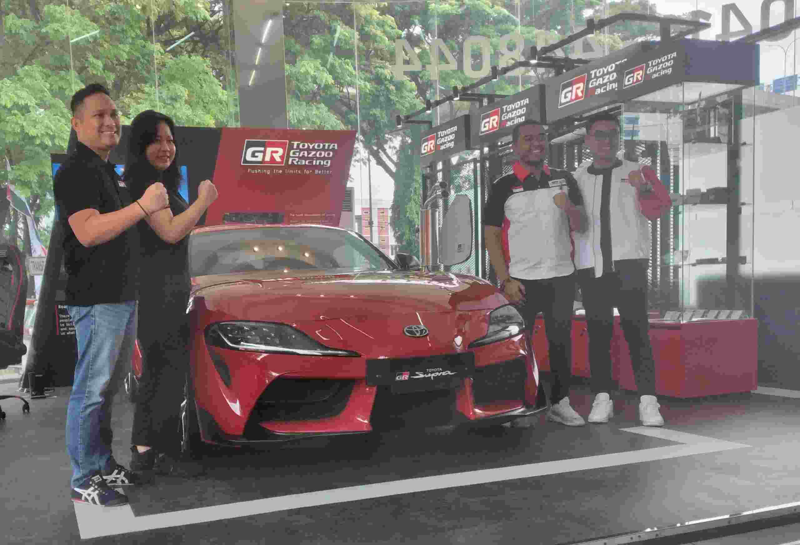 Mobil sport Toyota Supra turut di tampilkan pada Launching GR Zone di Dealer Toyota Kalla Urip Sumoharjo