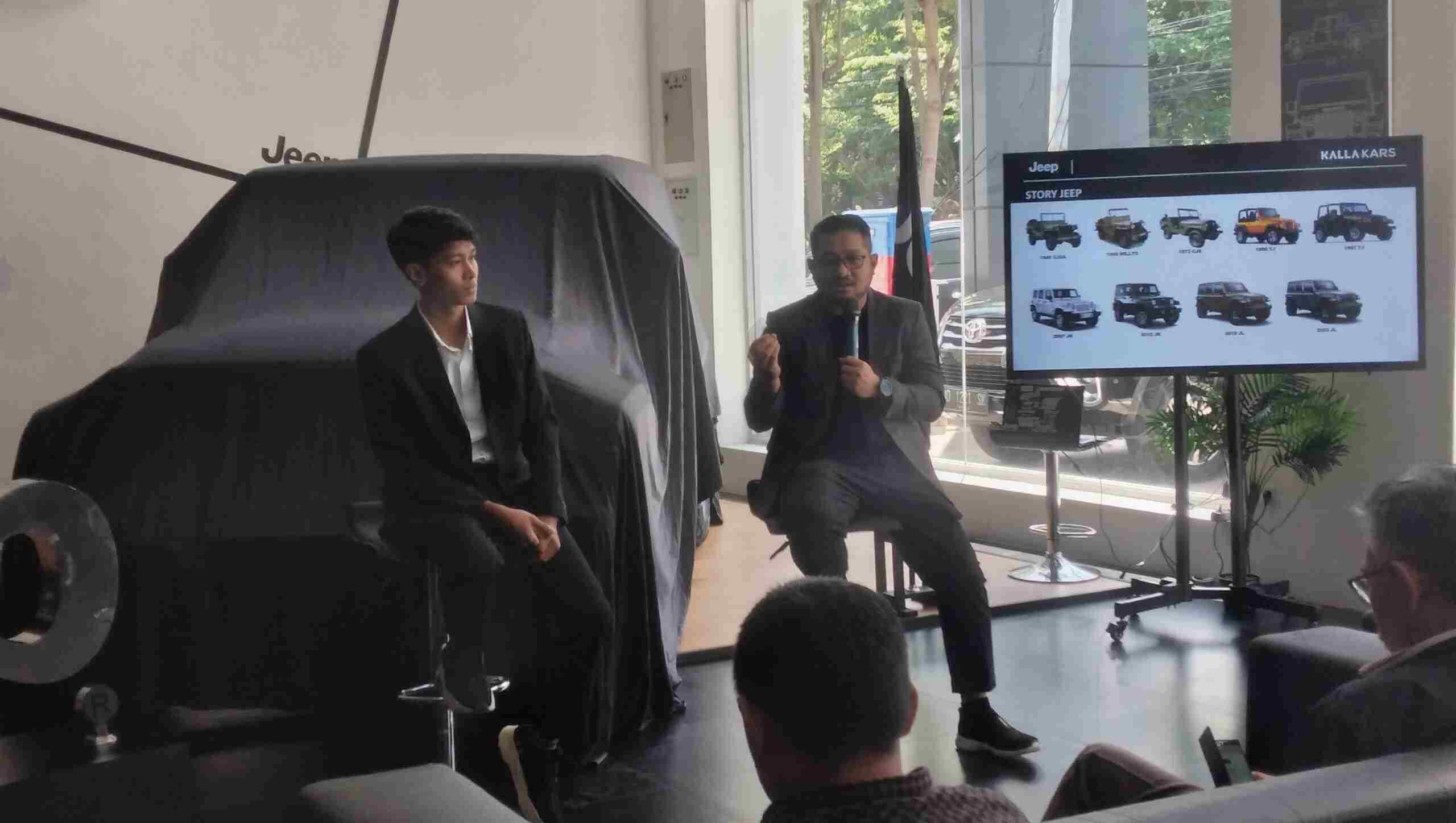 After Sales Businnes Departemen Moh Rikhar Febrianto dan Yuri Abdillah Oprasional Manager Kalla Jeep sedang menjelaskan keunggulan dari kendaraan The New Jeep Rubicon Sky One Touch serta optimis pemasaran di tahun 2023