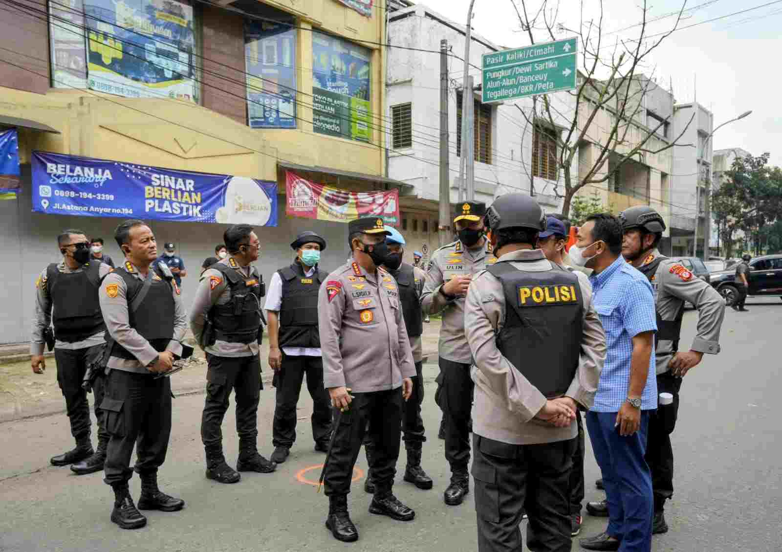 Kapolri Jenderal Polisi Listyo Sigit Prabowo sedang melihat kondisi Polsek Astana Anyar Bandung