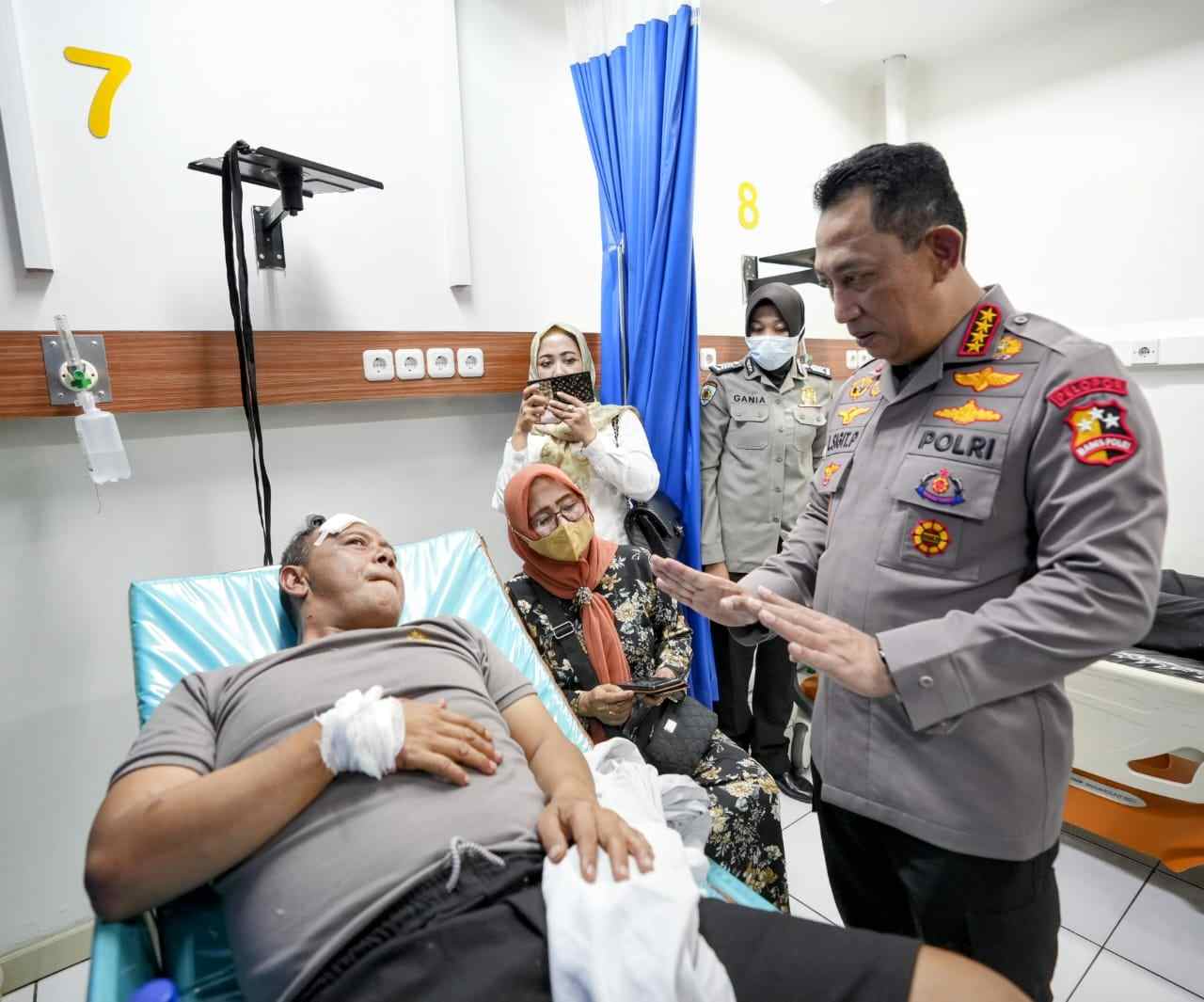 Kapolri Jenderal Polisi Listyo Sigit Prabowo menjenguk anggotannya yang menjadi korban Bom di Bandung