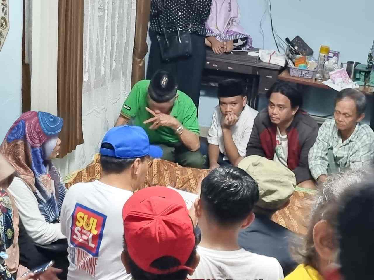 Walikota Makassar melayat kerumah duka ketua RT dan Kader PKK korban kecelakaan acara tarik tambang untuk memecahkan rekor MURI yang diadakan Ika Unhas Sulsel