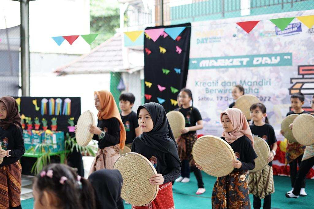 Murid SD dan TK Runiah School mengikuti kegiatan market day di lingkungan sekolahnya di Jalan Gagak No.25, Makassar