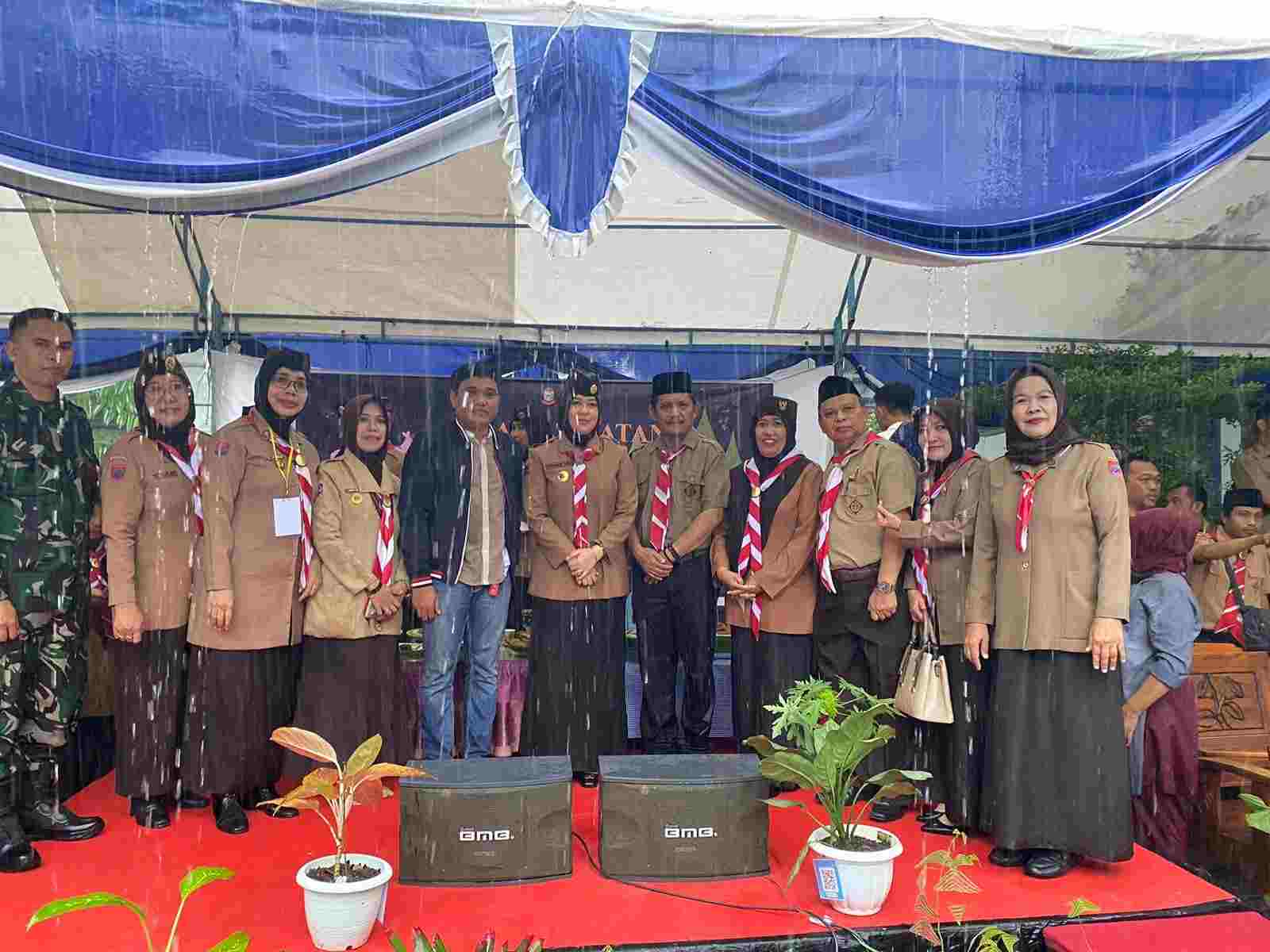 Fatmawati rusdi menutup kegiatan lomba Pramuka tingkat Penggalang Kwartir Kecamatan Rappocini, Cabang Kota Makassar di Lapangan SMP 40 Kelurahan Gunungsari