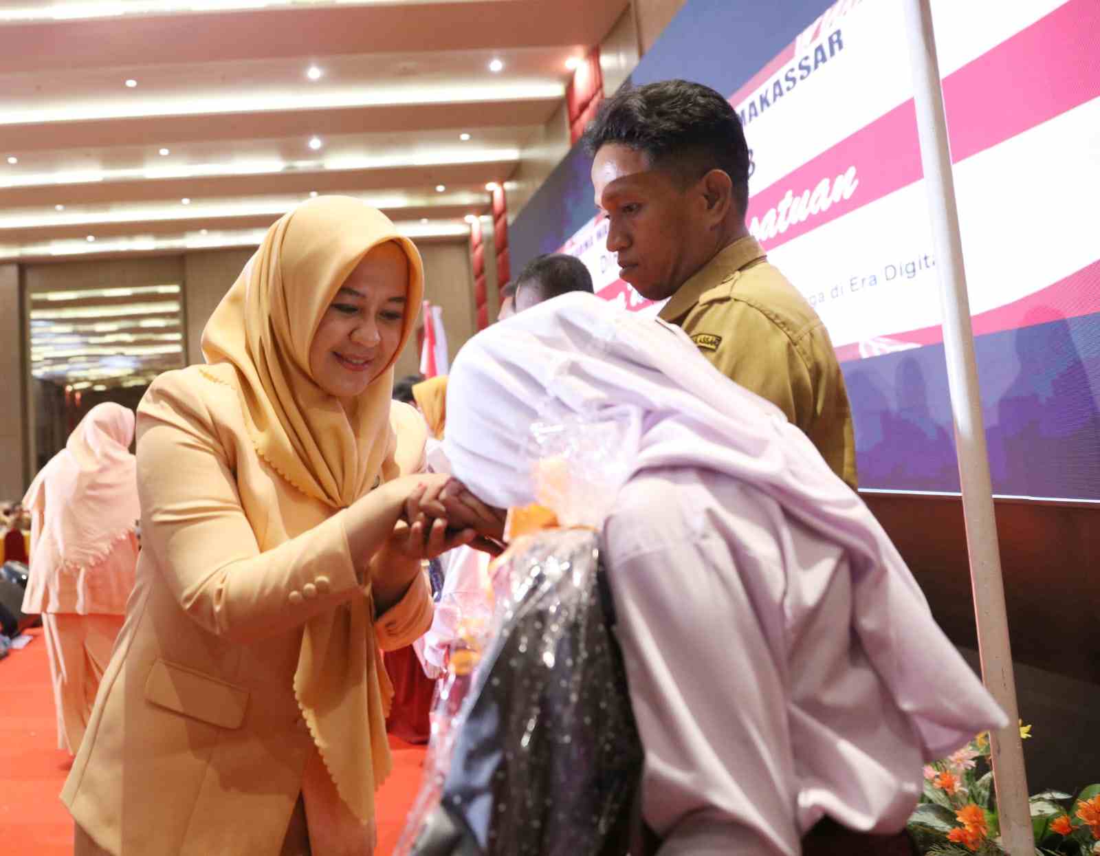 Wakil Walikota Makassar Fatmawati Rusdi memberi bantuan pendidikan pada acara Hut ke 23 DWP Kota Makassar