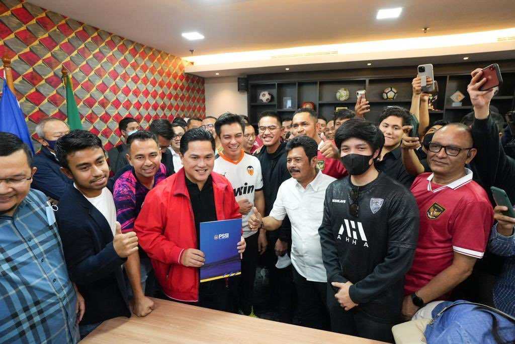 Menteri BUMN Erick Thohir mengembalikan berkas pendaftaran calon Ketum PSSI di GBK Arena, Jakarta. (Twitter @erickthohir)