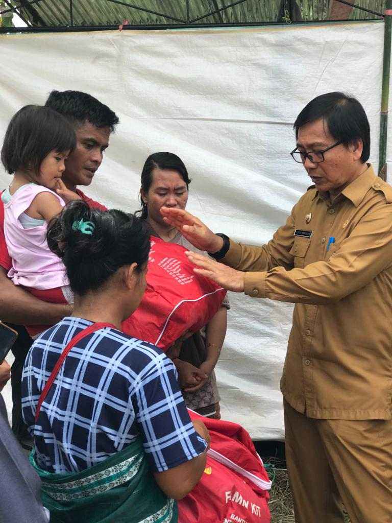 Wakil Bupati Suaib Mansur mengunjungi korban kebakaran di Desa Teteuri