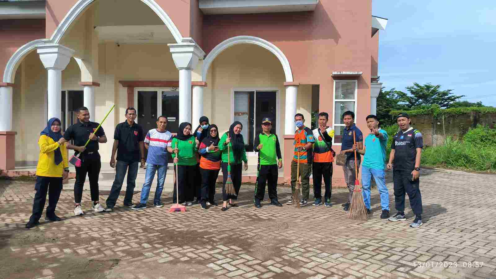 Rumah Detensi Imigrasi (Rudenim) Makassar Kanwil Kemenkumham Sulsel melaksanakan pembersihan Rumah Ibadah