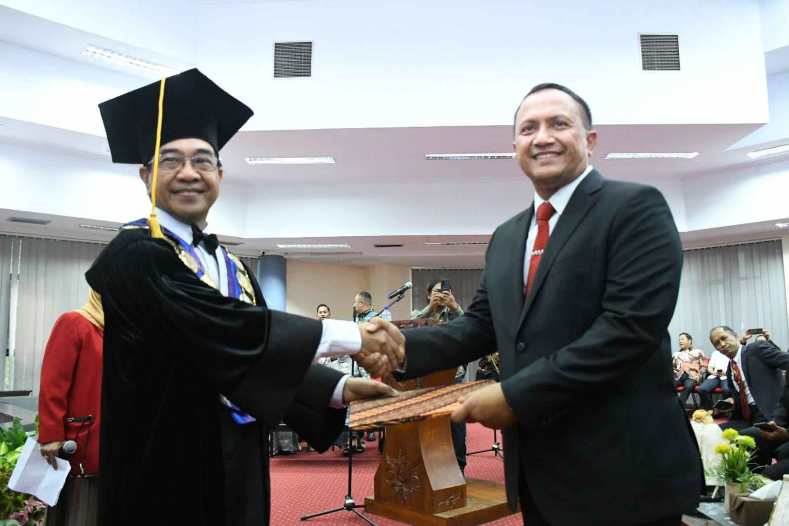 Agus Surya Bakti dan Rektor Unhas, Prof Jamaluddin Jompa. (Foto: Ist.)