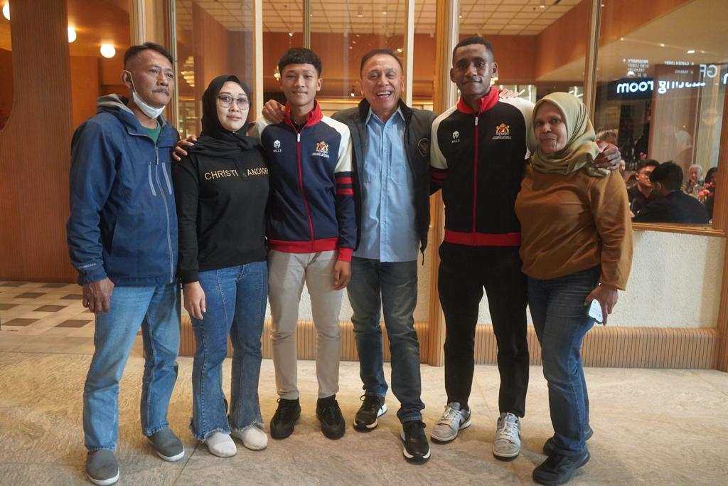 Ketum PSSI Mochamad Iriawan melepas keberangkatan dua kapten Timnas U-16 ke Hungaria. (Dok/PSSI).