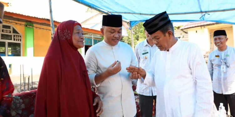 Ketua adat Gantarangkeke, Syamsul Daeng Rewa saat membuka kegiatan pembangunan masjid. (Dok/Pemkab Bantaeng).