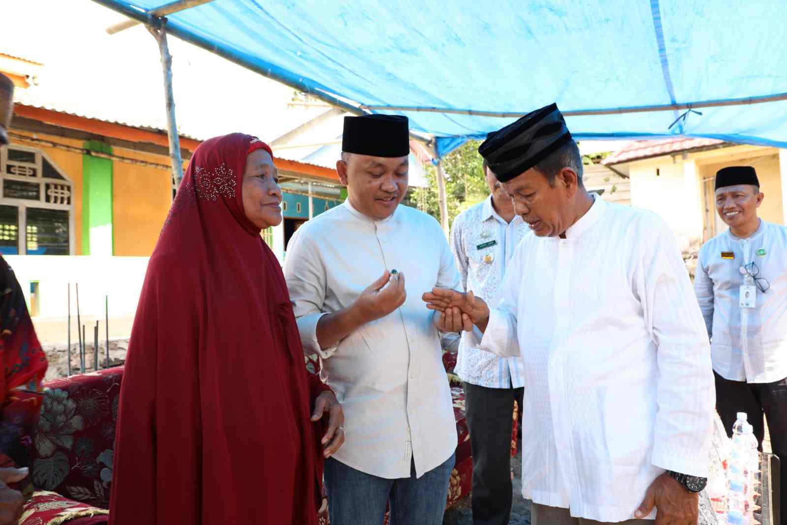 Ketua adat Gantarangkeke, Syamsul Daeng Rewa saat membuka kegiatan pembangunan masjid. (Dok/Pemkab Bantaeng).