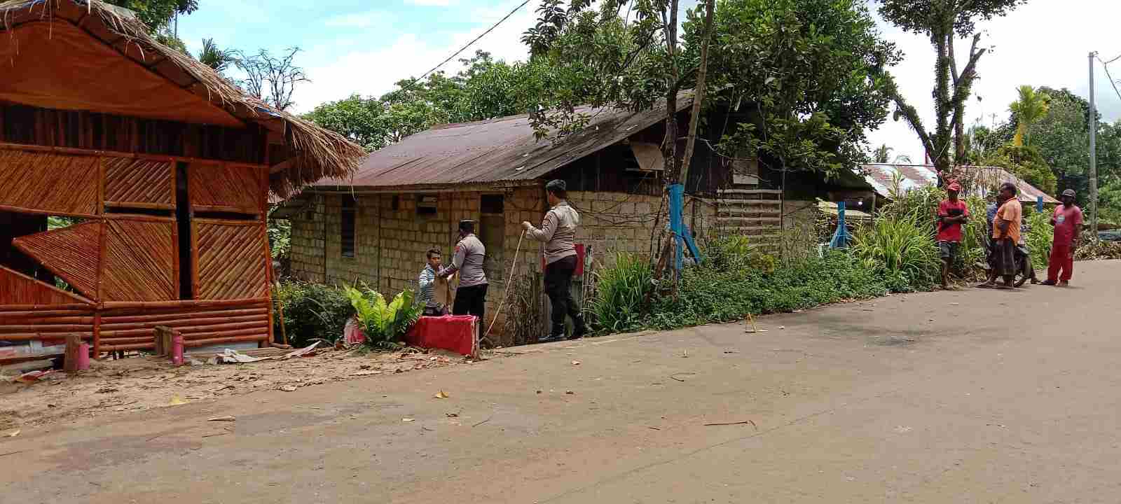 Ilustrasi. Polisi mengolah TKP bom meledak dekat rumah jurnalis senior Papua sekaligus pengurus AJI Indonesia, Victor Mambor. (Dok/AJI Indonesia).