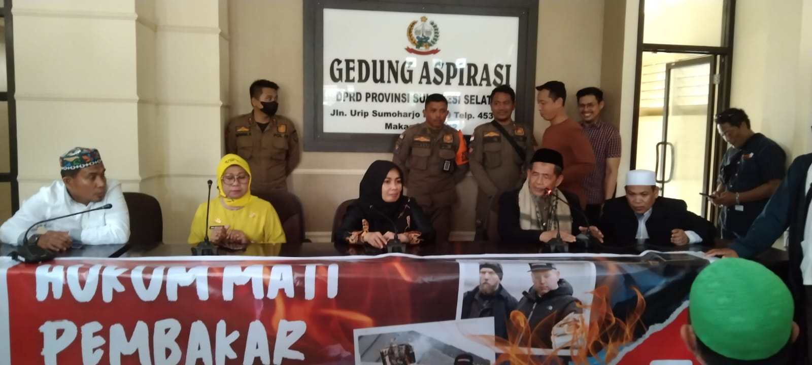 FUIB Sulsel saat menyampaikan aspirasi di DPRD Sulsel. (Rakyat.news/M Aswar).